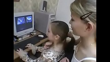 Горячие русские лесбиянки на диване